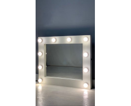 Гримерное зеркало с подсветкой лампочками в белой раме 60х80 см